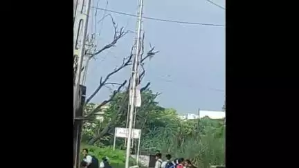 માણસા: ઈટાદરા ગામે વરસાદી પાણી ભરાતા હાલાકી, વિદ્યાર્થીઓ પાણીમાંથી પસાર થવા મમજબૂર#Jansamasya