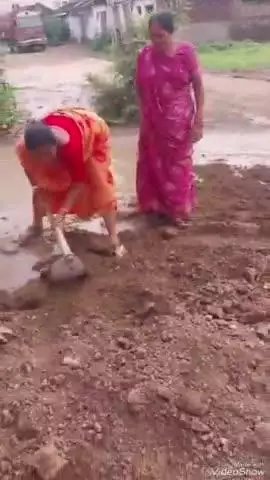 સિહોર: વોર્ડ નંબર એકમાં મહિલા કોર્પોરેટર દ્વારા જાતે રોડ રસ્તા રીપેરીંગ,  સોશિયલ મીડિયામાં વીડિયો વાયરલ