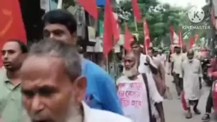 মগরাহাট ১: সাধারণ ধর্মঘটের সমর্থনে উস্তি CPI(M)-র এরিয়া কমিটির পক্ষ থেকে উস্তি বাজার এলাকায় মিছিল