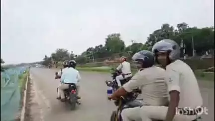 उधवा: मुहर्रम को शांतिपूर्ण ढंग से मनाने के लिए राधानगर थाना क्षेत्र में पुलिस ने फ्लैग मार्च किया