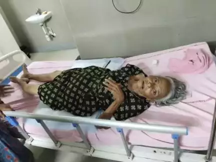 భవానిపురం సితార సెంటర్లో గుర్తుతెలియని వాహనం ఢీకొని వృద్ధురాలికి తీవ్ర గాయాలు