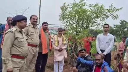 କେନ୍ଦୁଝର ସହର: ବନ ମହୋତ୍ସବ ସପ୍ତାହ ପାଳନ ଅବସରରେ ଚମ୍ପେଇ ଗ୍ରାମ ଜଙ୍ଗଲ ଜାଗାରେ କରାଗଲା ବୃକ୍ଷରୋପଣ