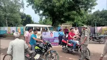 পাড়া: সাঁওতালডি থানার পুলিশের পক্ষ থেকে সেফ ড্রাইভ সেভ লাইফ- এর সচেতনতা শিবির করা হল কাঁকি বাজারে