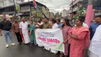 വെെത്തിരി: ആരോഗ്യമന്ത്രിയുടെ രാജി ആവശ്യപ്പെട്ട് കോൺഗ്രസിന്റെ നേതൃത്വത്തിൽ കൽപ്പറ്റയിൽ പ്രതിഷേധം
