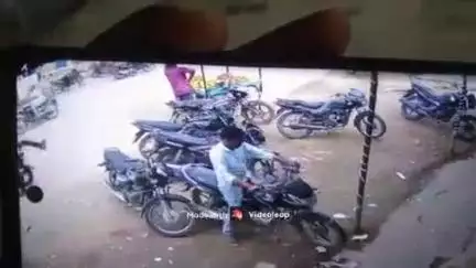 హన్వాడ: పట్టణంలో పట్టపగలు బైకులను  దొంగలిస్తున్న దొంగలు, సీసీటీవీ ఫుటేజ్ సోషల్ మీడియా హల్‌చల్