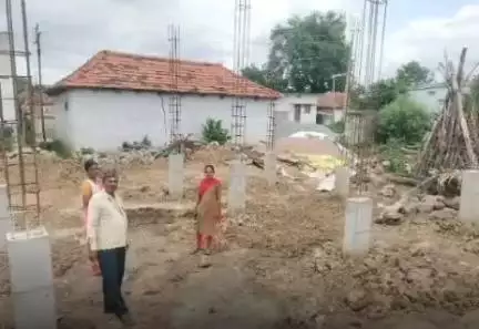 నాగిరెడ్డిపేట: ఆత్మకూర్ గ్రామంలో ఇందిరమ్మ ఇండ్ల నిర్మాణ పనులను పరిశిలించిన నాగిరెడ్డిపేట ఎంపీడీవో ప్రభాకర్ చారీ