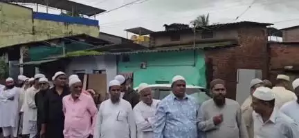 ದಾಂಡೇಲಿ: ವಕ್ಪ್ ತಿದ್ದುಪಡಿ ವಿರೋಧಿಸಿ ನಗರದ ವಿವಿಧ ಮಸೀದಿಗಳ ಮುಂದೆ ಮಾನವ ಸರಪಳಿ ರಚಿಸಿ ಪ್ರತಿಭಟನೆ