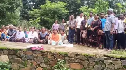 गोइलकेरा: बानासाई गांव में बिजली कटौती से परेशान ग्रामीणों ने की बैठक, कनेक्शन बहाल करने की लगाई गुहार