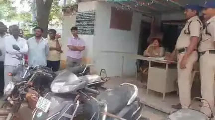 నారాయణ్​ఖేడ్: నారాయణఖేడ్ పట్టణంలోని ఎక్సైజ్ శాఖ కార్యాలయంలో నాలుగు వాహనాలకు వేలంపాట