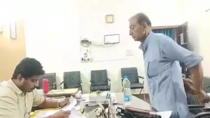 आदित्यपुर गम्हरिया: पीडीएस डीलर ने गम्हरिया CO से की शिकायत, कक्षा में आवंटित 100 क्विंटल अनाज नहीं है उपलब्ध