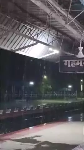 ज़मानिया: गहमर रेलवे स्टेशन पर सेड से पानी टपकने का वीडियो हो रहा वायरल, रेल मंत्रालय से की गई गुहार