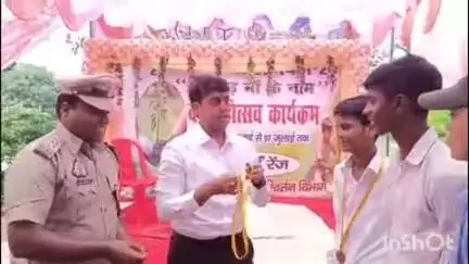 पलिया: मझगई रेंज में धूमधाम से मनाया गया वन महोत्सव, स्कूली बच्चों ने लगाए पौधे, कठपुतली शो बना आकर्षण का केंद्र