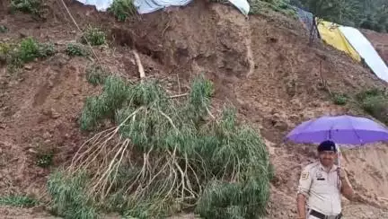 पधर: गावर कम्पनी ने बढ़ाई लोगों की मुश्किलें, घर गिर गए और पानी लोगों के खेतों में भर गया