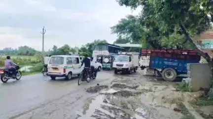 पीलीभीत: चिरौंजी लाल स्कूल के पास पुलिया निर्माण के चलते लगता है लंबा जाम, राहगीर होते हैं परेशान

#jansamasya