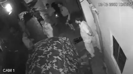 दो पुलिस कर्मचारी  नसे में आकर महिला से अभद्र कर रहे ते छोला थाना का मामला है महिला को गली गालोच कर रहे थे