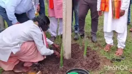 ପାପରମେଟଲା: ଚିତ୍ରକୋଣ୍ଡା ବ୍ଲକ ଅନ୍ତର୍ଗତ ଜନ୍ତାପାଇ ଓ ଲଉଗୁଡା ଗ୍ରାମ ନିକଟରେ ଡ୍ରାଗନ ଫଳ ଚାରା ରୋପଣ କାର୍ଯ୍ୟକ୍ରମରେ ଯୋଗଦେଇ ସାଂସଦ