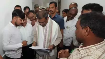 ଦେବଗଡ: କେନ୍ଦ୍ର ଶିକ୍ଷା ମନ୍ତ୍ରୀଙ୍କ ଦେବଗଡ ଗସ୍ତ ବେଳେ ବିଭିନ୍ନ ଦାବିପତ୍ର ପ୍ରଦାନ