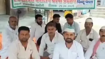 सकलडीहा: सकलडीहा कस्बे में किसान यूनियन का धरना जारी, सड़क पर जलभराव से परेशान लोग