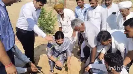 बाप: जिला कलक्टर ने ग्राम पंचायत पलीना में अंत्योदय संबल शिविर का किया निरीक्षण