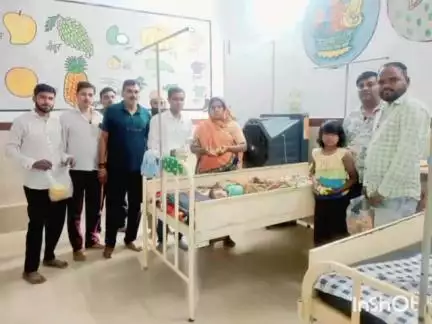 खिरकिया: समाजसेवी स्व. अशोक (सर) विश्वकर्मा की पुण्यतिथि पर अस्पताल में फल और बिस्किट बांटे, वृक्षारोपण किया