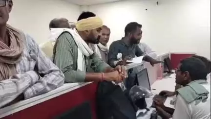 हनुमानगढ़: जंक्शन स्थित आवासीय बैंक शाखा में किसानों ने अधिक ब्याज वसूली का विरोध करते हुए किया हंगामा