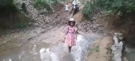 रायडीह: कारी कोना गांव के लोग जान जोखिम में डालकर प्रखंड पहुंचते हैं, गांव में मूलभूत सुविधाओं का है घोर अभाव#jansamasya