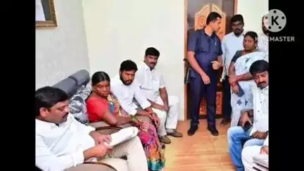 భువనగిరి: రోడ్డు అక్రమణ చేస్తున్నారని ,న్యాయం చేయలని బాధితులు తీన్మార్ మల్లన్నకు వినతి