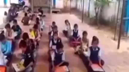 अलीराजपुर: चचरिया उम्दा विद्यालय में बदहाल शिक्षा व्यवस्था: एक कमरे में दो कक्षाएं, टीन शेड के नीचे 70 बच्चे पढ़ने को मजबूर