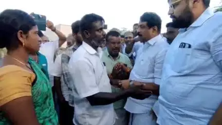 சிங்கம்புனரி: வேங்கைபட்டியில் "பண உதவி எல்லாம் வேண்டாம் நியாயம் கிடைத்தால் போதும்" - ரூ 5 லட்சத்தை வாங்க மறுத்து காலில் விழுந்து சிறுவனின் தந்தை கோரிக்கை