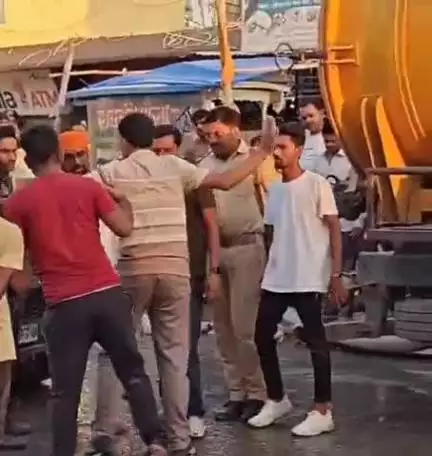 भगवानपुर: भगवानपुर बाजार में जल जमाव पर लालगंज विधायक और दुकानदारों में तीखी बहस, दुकानदारों ने रोका पानी का टैंकर
