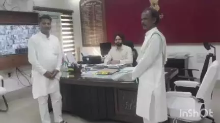 उदाकिशुनगंज: उदाकिशुनगंज प्रखंड में स्वास्थ्य व्यवस्था सुधार के लिए 20 सूत्री अध्यक्ष ने डीएम को सौंपा आवेदन