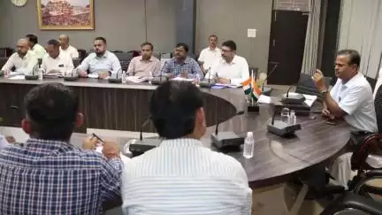 आज़मगढ़: डीएम ने पेयजल योजना की समीक्षा बैठक में लगाई कड़ी फटकार, तीन माह में लंबित योजनाएं पूरी करने का दिया निर्देश