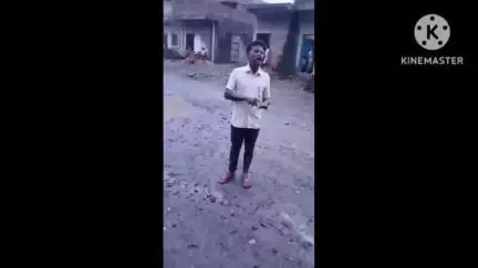 चैनपुर: चैनपुर नेउरा मार्ग पर गड्ढों में पानी भरने से सड़क बनी तालाब, युवक ने किया हंगामा