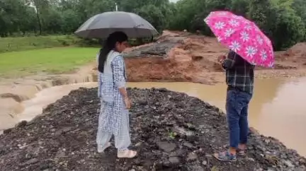 पेण्ड्रा रोड गौरेला: कालेवा नाला और जोगीसर में क्षतिग्रस्त पुलियों का निरीक्षण कर एसडीएम ने ठेकेदार एवं इंजीनियर को मरम्मत कराने का निर्देश दिया