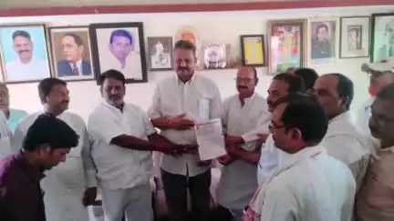 मुहम्मदाबाद: गाजीपुर में स्कूल बंदी से नाराज शिक्षकों ने मुहम्मदाबाद में अफजाल अंसारी को सौंपा ज्ञापन, सरकार के आदेश का किया विरोध