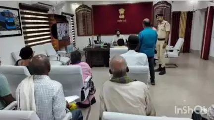 मधेपुरा: समाहरणालय सभागार में जिला पदाधिकारी तरनजोत सिंह ने जनसुनवाई कर समस्याओं का समाधान किया