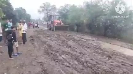 खुरई: सीवर लाइन डालने वाली कम्पनी की लापरवाही से सड़कों पर भारी कीचड़,टीहर रोड पर धसकी सड़क, कई वाहन फंसे,#jansamasya