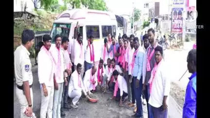 భువనగిరి: భువనగిరి పట్టణంలో రోడ్డు మరమ్మతులు చేయించడంలో ఎమ్మెల్యే విపులమయ్యారని బిఆర్ఎస్ ఆధ్వర్యంలో నిరసన