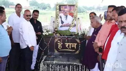 लक्ष्मीपुर: पकरी गांव स्थित कियूल नदी के किनारे समाधि स्थल पर पूर्व मंत्री की पुण्यतिथि पर लोगों ने अर्पित की पुष्पांजलि