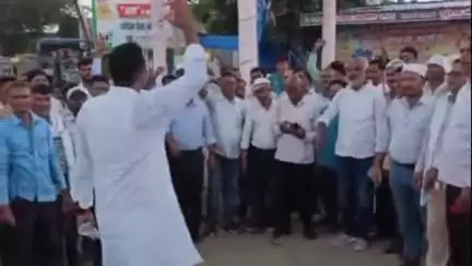 गोला: बड़हलगंज के शिक्षकों ने विधायक प्रतिनिधि को सौंपा ज्ञापन, कहा- स्कूल मर्जर से बच्चों की पढ़ाई होगी प्रभावित