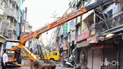 उज्जैन ग्रामीण: नगर निगम ने सवारी मार्ग से जर्जर भवन हटाने की कार्रवाई की