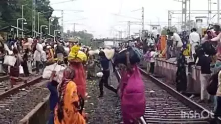 विदिशा नगर: विदिशा स्टेशन पर दिखा भयावह नज़ारा, जान जोखिम में डालकर पटरी पार करते दिखे सैकड़ों लोग