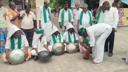 ஆரணி: வட்டாட்சியர் அலுவலகம் முன்பு விவசாயிகள் நூதன போராட்டம்