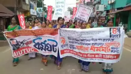 নারায়ণগড়: মিড ডে মিল কর্মীদের দিয়ে কুকুরকে খাওয়ানোর সার্কুলারের প্রতিবাদে সাধারণ ধর্মঘটের সমর্থনে মিছিল বেলদায়