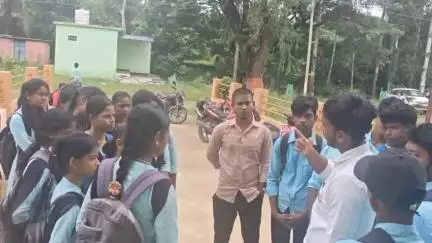 ଭଦ୍ରକ ଗ୍ରାମାଞ୍ଚଳ: ଏବିଭିପି କାର୍ଯ୍ୟକର୍ତ୍ତାଙ୍କ ଦ୍ଵାରା ବାରିକପୁର ପଞ୍ଚାୟତ ମହାବିଦ୍ୟାଳୟ ଅଧକ୍ଷକଙ୍କୁ ଛାତ୍ର ସନ୍ଦେଶ ପ୍ରଦାନ ।