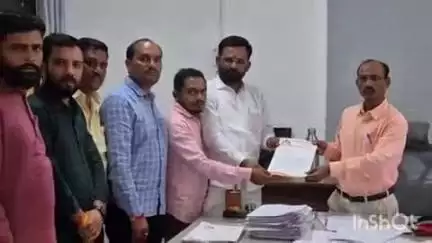 वाशिम: जात पडताळणीचे प्रलंबित विषय निकाली लावा, युवा सेनेचे समाज कल्याण उपआयुक्तालय अधिकाऱ्याना निवेदन