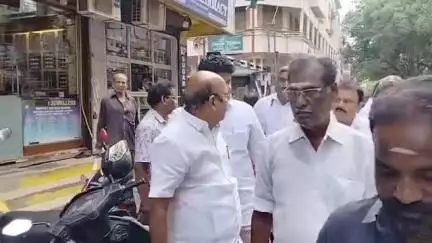 புரசைவாக்கம்: சென்னை துறைமுக தொகுதியில் திமுகவின் 4 ஆண்டுகள் மக்கள் வேதனையை அடைவதாக துண்டு பிரச்சினைகளை வழங்கி பிரச்சாரம் செய்தனர்.