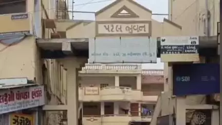કડી: કડી નાં અચરાસણ દુધ ઉત્પાદક મંડળી નાં મંત્રી પગારના નાણા ઉપાડી આવતા હતા ત્યારે ગઠિયો કાપડની થેલી કાપી રુ.50,000 સેરવી ગયો
