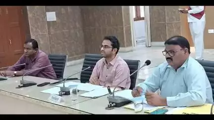 मंझनपुर: राजस्व लक्ष्य से कोई समझौता नहीं, लापरवाह अफसरों पर होगी सख्त कार्रवाई, मंझनपुर में बैठक कर डीएम ने दिए निर्देश