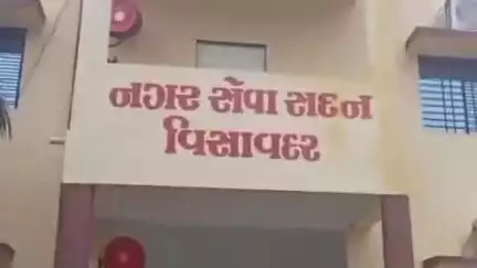 વિસાવદર: ધારાસભ્ય ઇટાલીયાની હાજરીમાં નગરપાલિકા કચેરીએ મહિલાઓની રજૂઆત, વેરો ભરવા છતાં સુવિધાઓ નહીં